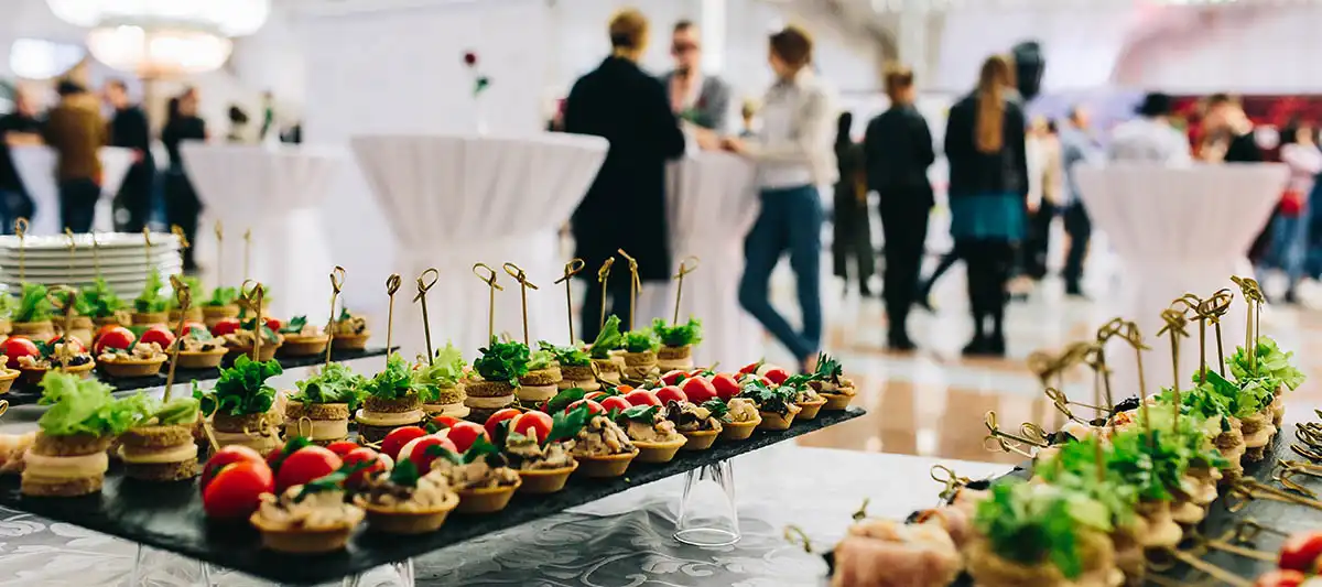 cibo su un tavolo per un buffet aziendale