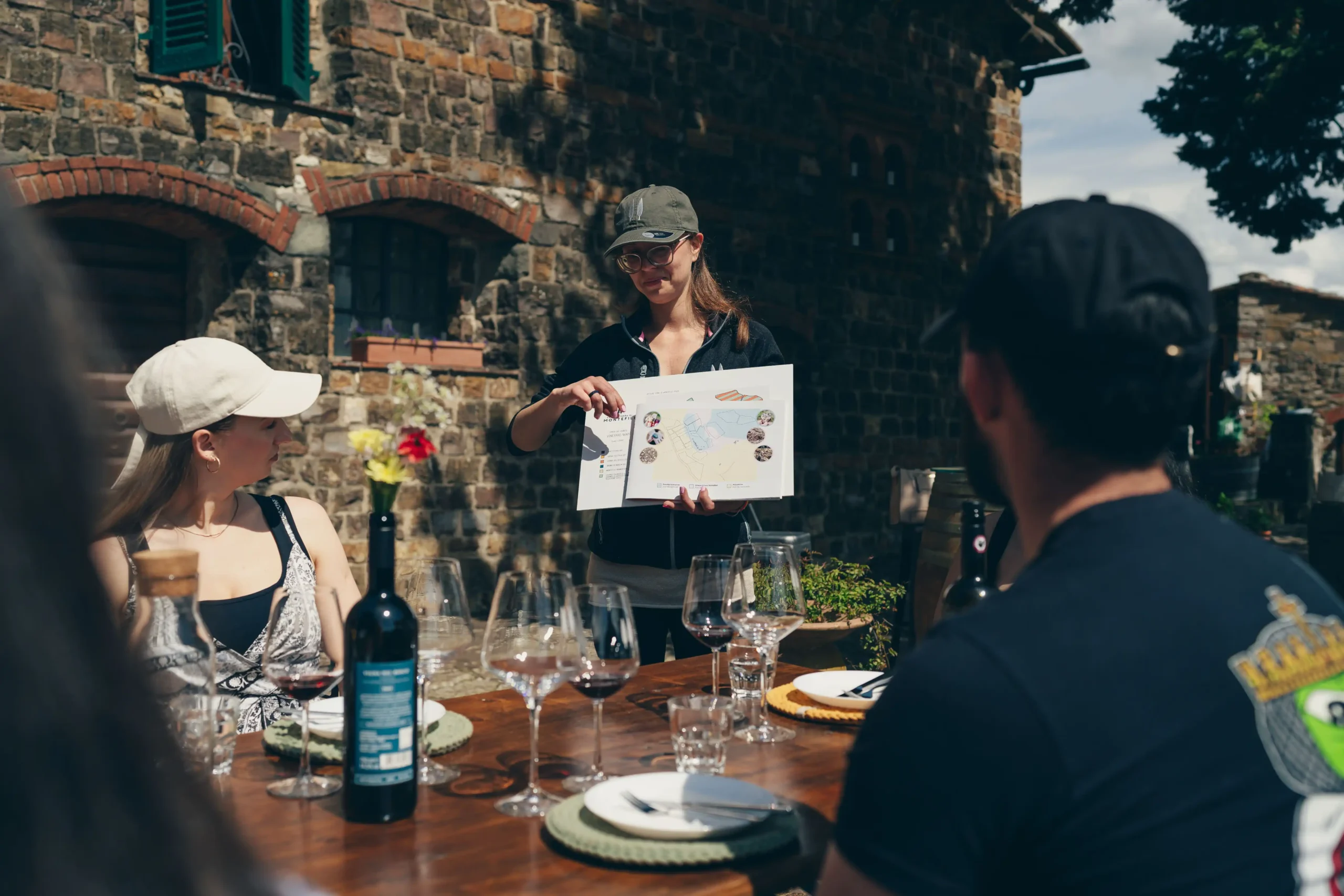 persona che spiega i vini durante una degustazione di vino
