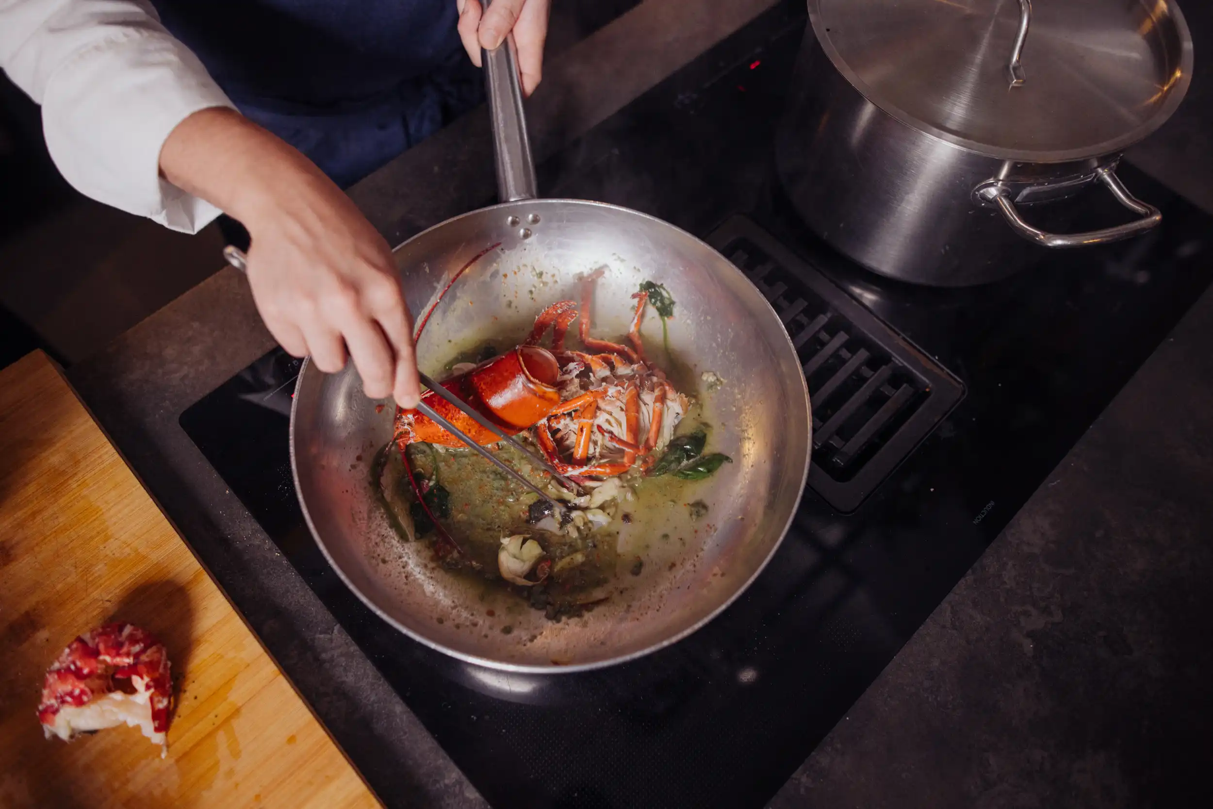 persona che cucina aragosta